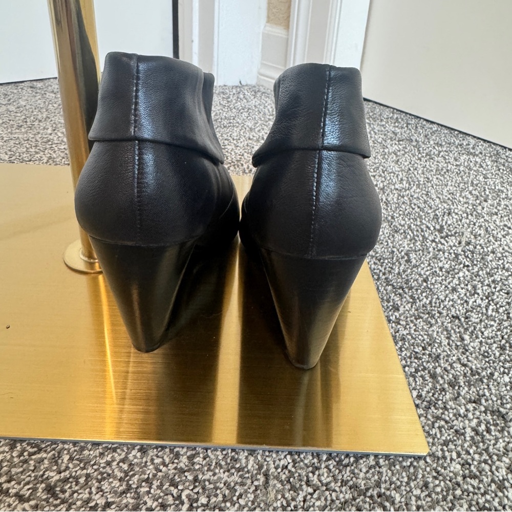 Sofft Women's Size 7M Freeda Black Leather Closed Toe Slip On Ankle Booties - Picture 6 of 11